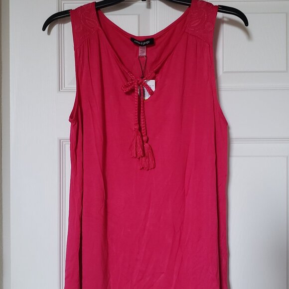Cable & Gauge Tops - Women's Cable & Gauge Bright Rose top w/pretty shoulder detail -NWT- size Medium
